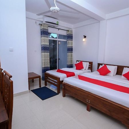 Oyo 438 Sarala Residence Hotel キャンディー エクステリア 写真