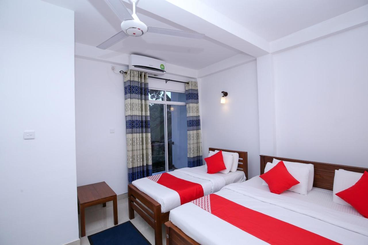 Oyo 438 Sarala Residence Hotel キャンディー エクステリア 写真