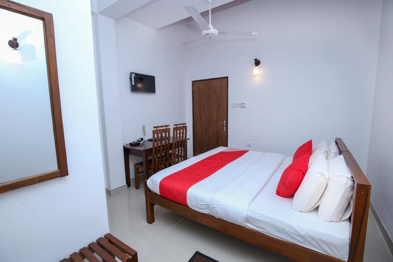 Oyo 438 Sarala Residence Hotel キャンディー エクステリア 写真