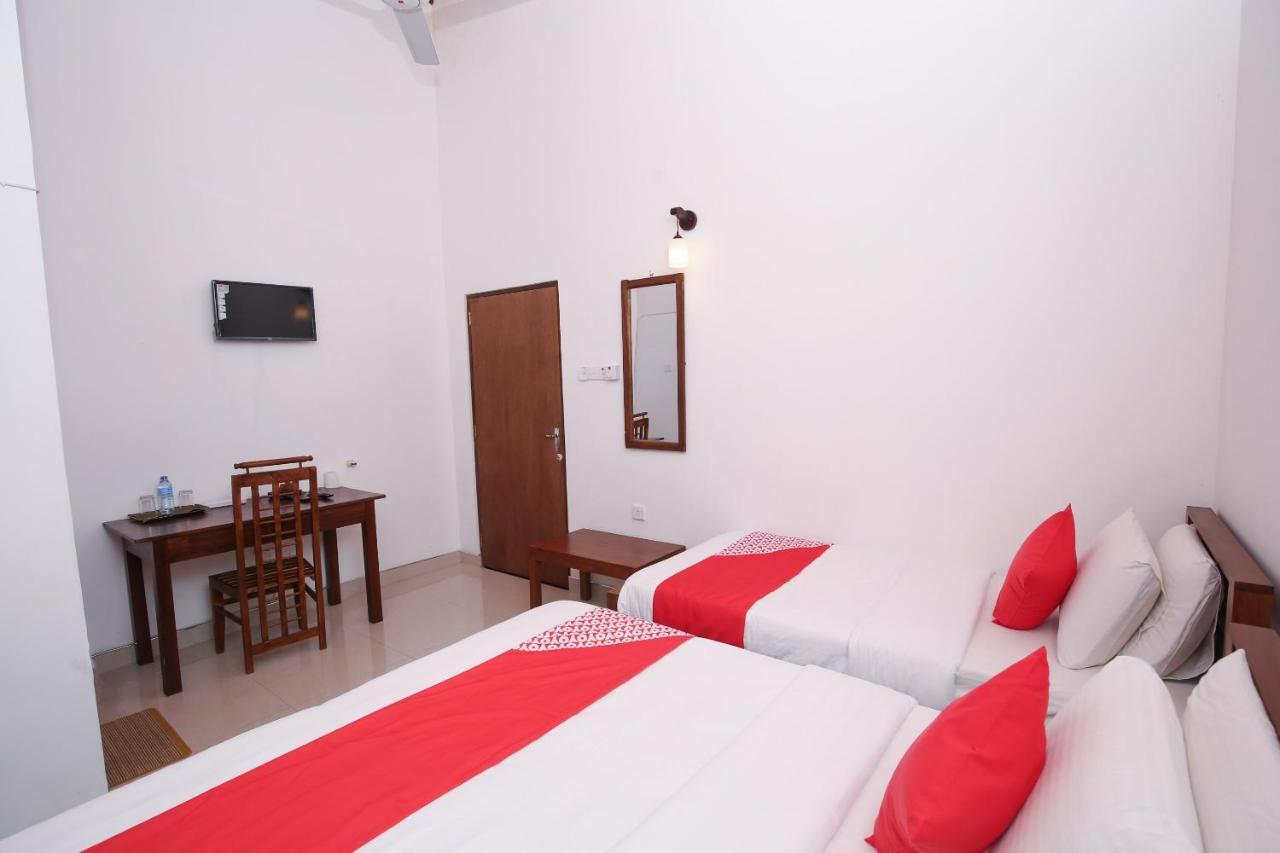 Oyo 438 Sarala Residence Hotel キャンディー エクステリア 写真