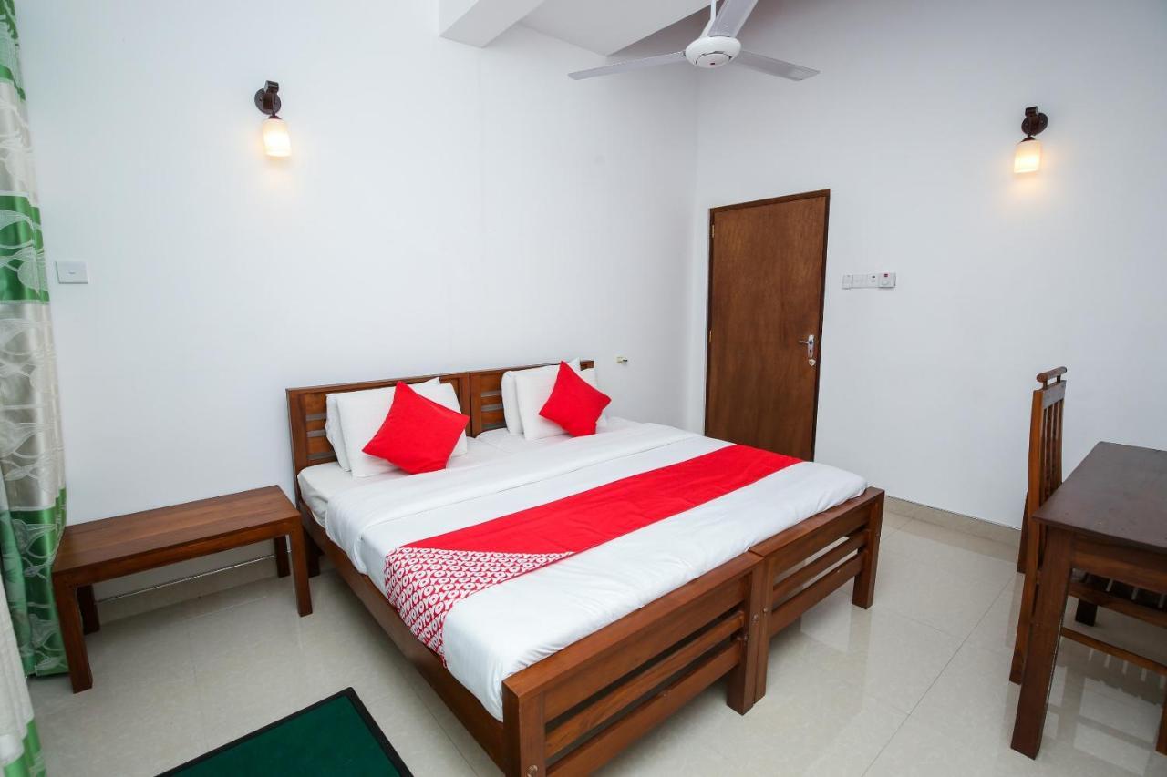 Oyo 438 Sarala Residence Hotel キャンディー エクステリア 写真