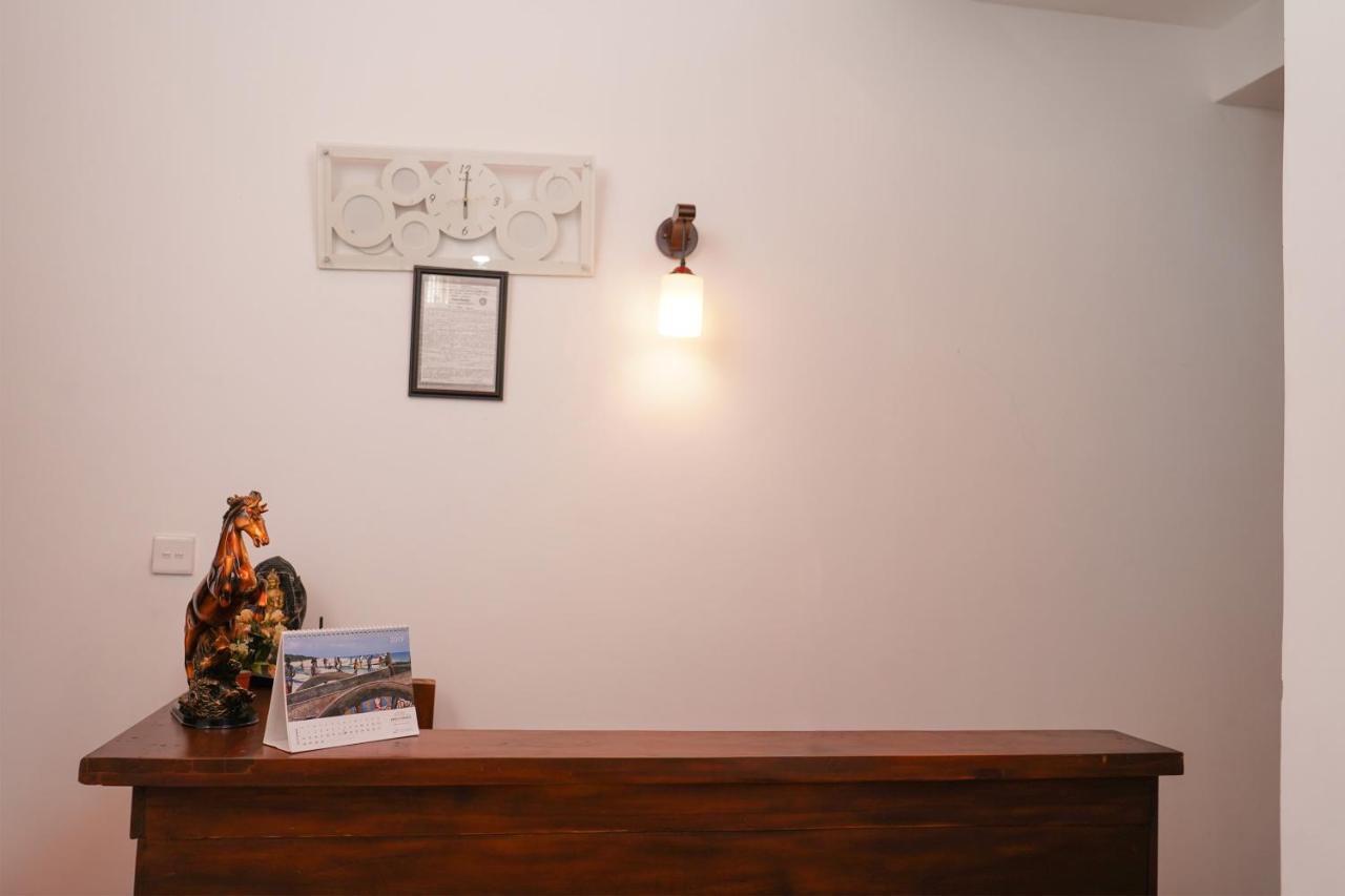 Oyo 438 Sarala Residence Hotel キャンディー エクステリア 写真