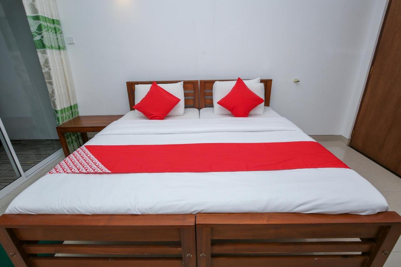 Oyo 438 Sarala Residence Hotel キャンディー エクステリア 写真