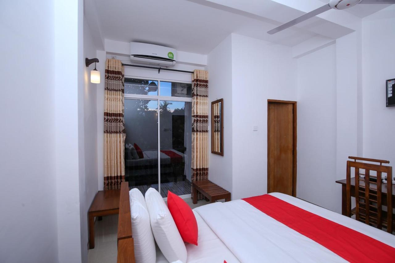 Oyo 438 Sarala Residence Hotel キャンディー エクステリア 写真