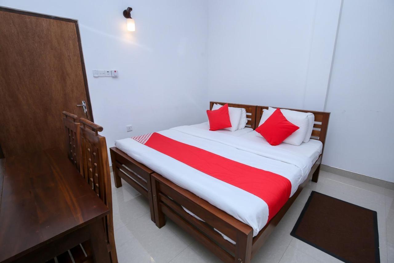 Oyo 438 Sarala Residence Hotel キャンディー エクステリア 写真