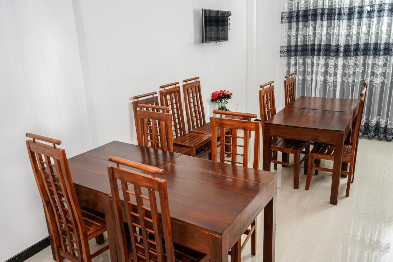 Oyo 438 Sarala Residence Hotel キャンディー エクステリア 写真