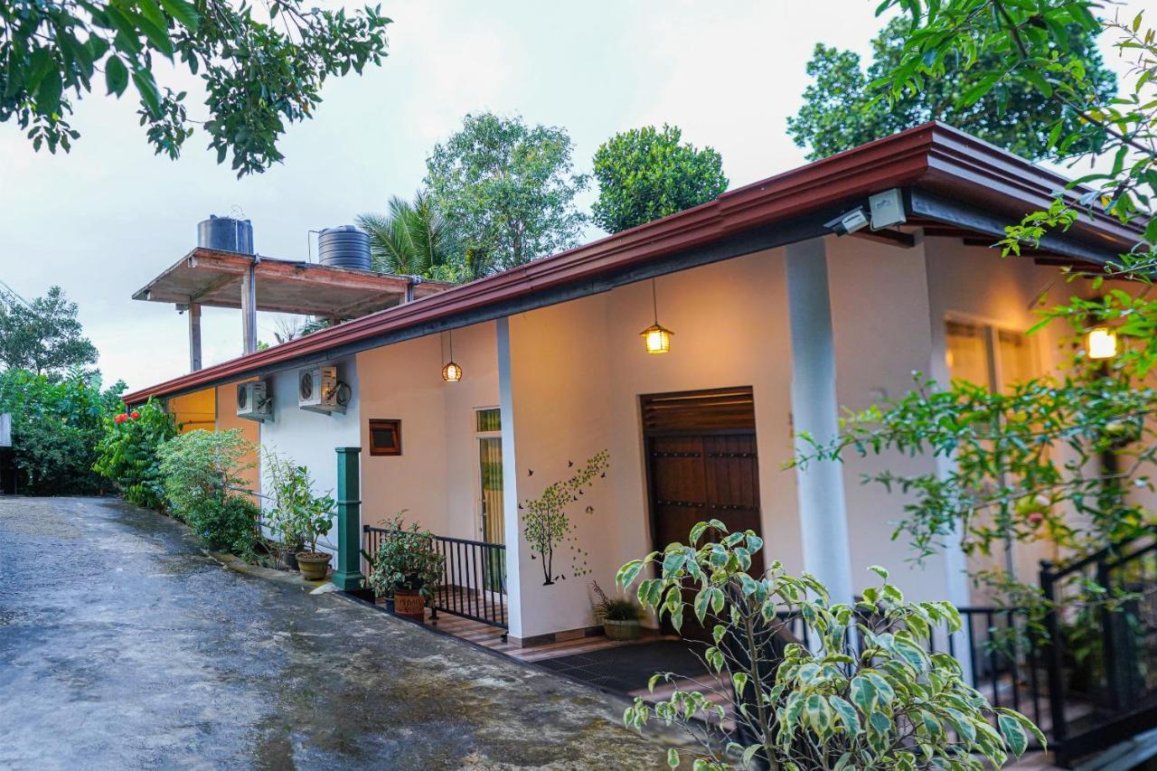 Oyo 438 Sarala Residence Hotel キャンディー エクステリア 写真