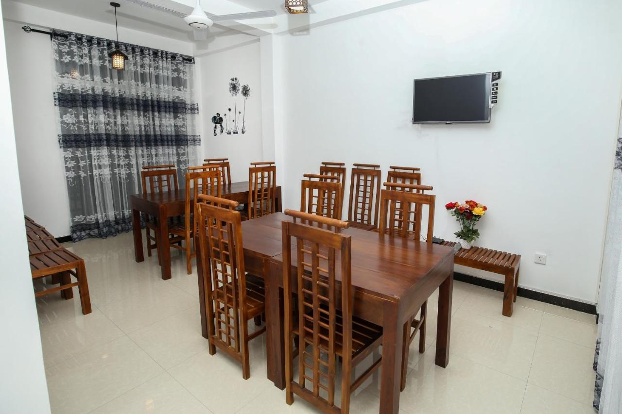 Oyo 438 Sarala Residence Hotel キャンディー エクステリア 写真